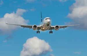 un avión volando en el cielo para el caso de un eclipse de sol y una migración