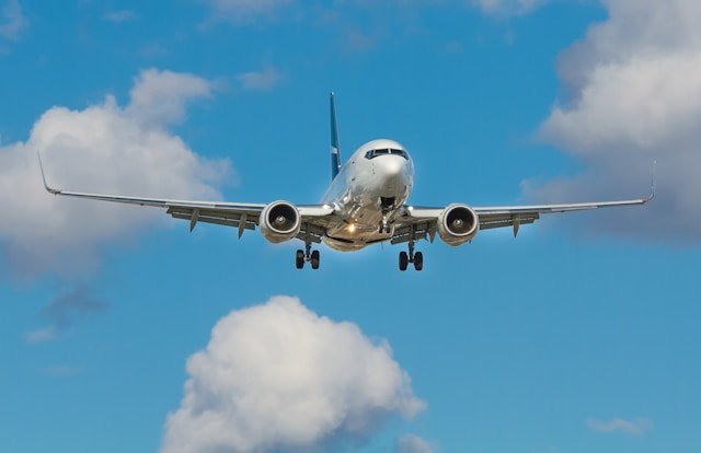 un avión volando en el cielo para el caso de un eclipse de sol y una migración