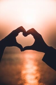 imagen de dos manos formando un corazón alusivo a un caso de amor a primera y última vista