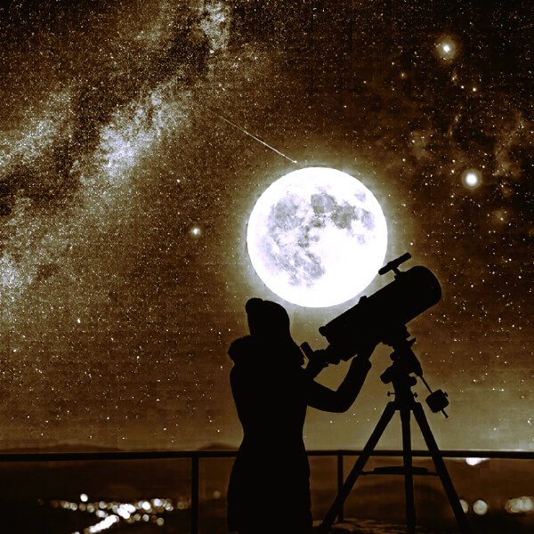 astróloga viendo por telescopio en noche con luna llena y estrellas