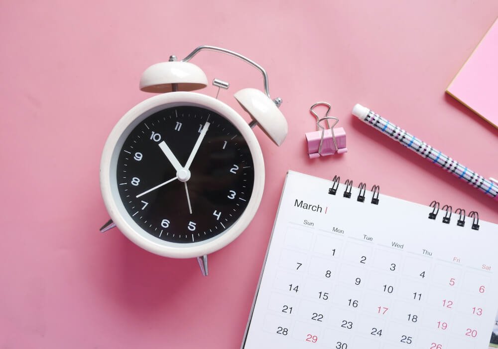 calendario y reloj relacionados al servicio de carta electiva para fechas propicias