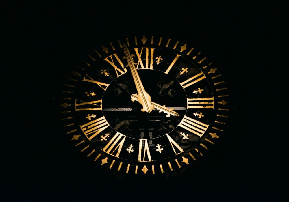 reloj dorado con fondo negro para el servicio de carta horaria y respuestas precisas