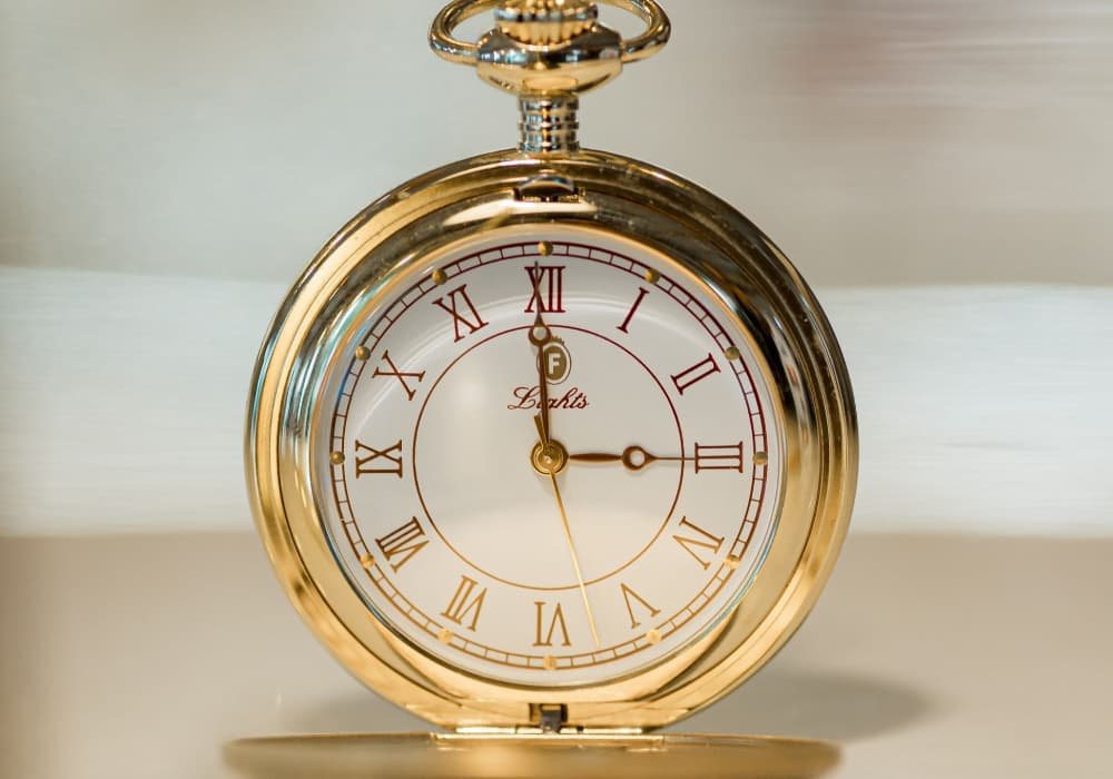 reloj de bolsillo dorado para el servicio express de astrología
